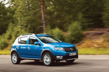 Dacia Sandero Stepway side view blue paint