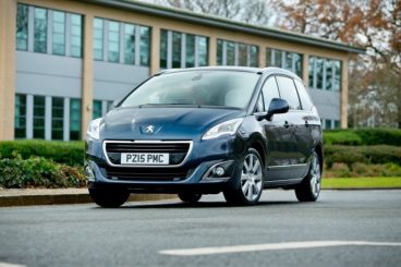 Peugeot 5008 front view blue paint