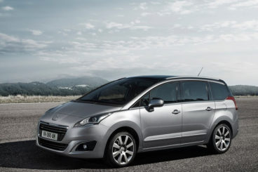 Peugeot 5008 side view