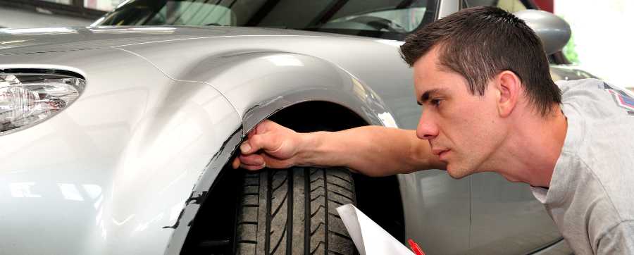 damage my lease car - Inspector looking at vehicle damage