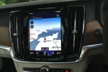 Volvo S90 D4 Inscription center console touchscreen