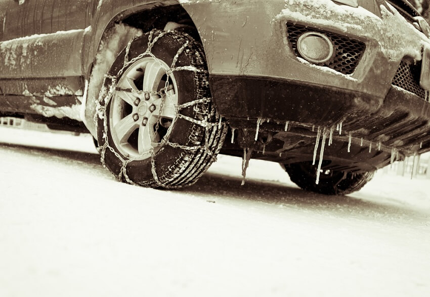 picture of winter tyres in the snow