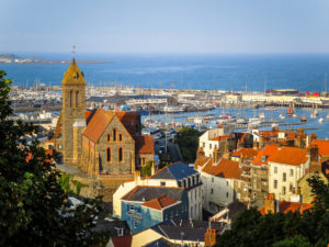 Town in Guernsey with a church, houses and harbour