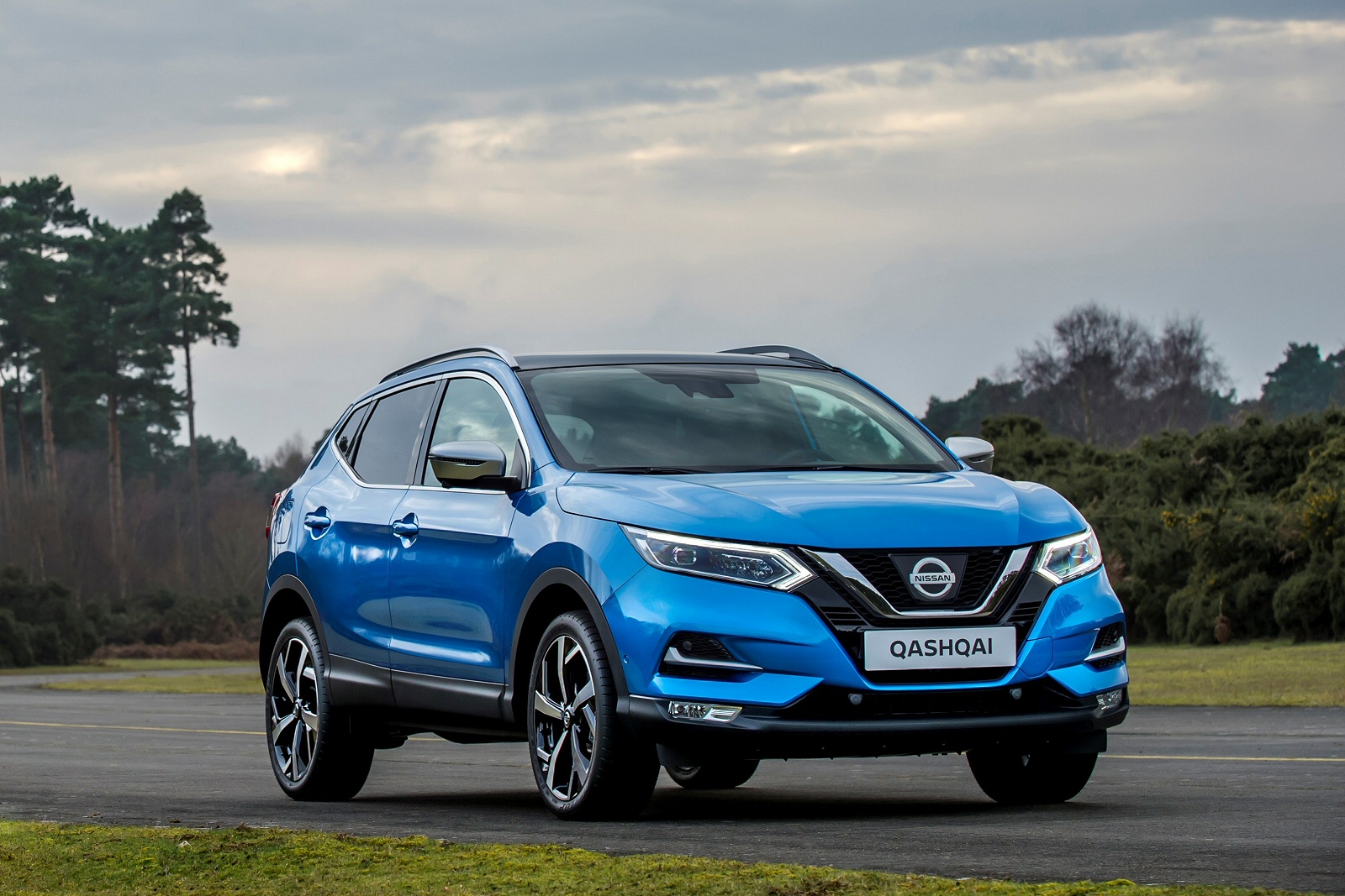 Blue Nissan Qashqai stationery on a track