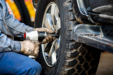 Car mechanic changing tires - common faults