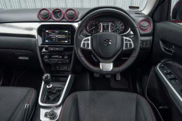 the black interior of the Suzuki vitara estate