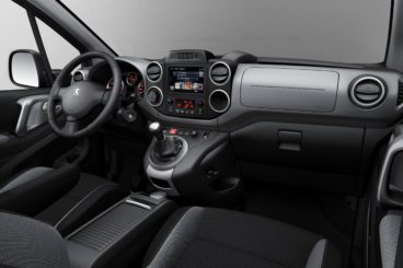 the black cloth interior of the peugeot partner tepee diesel estate