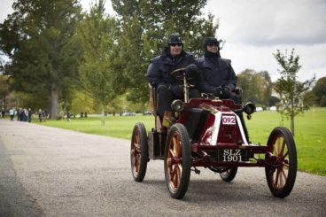 1901 Renault driving on a country road