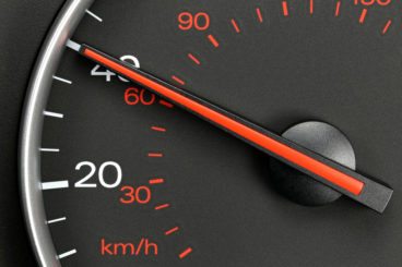 speedometer saying 40mph and 60kmph