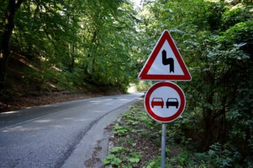 no overtaking sign on a country road with a bend