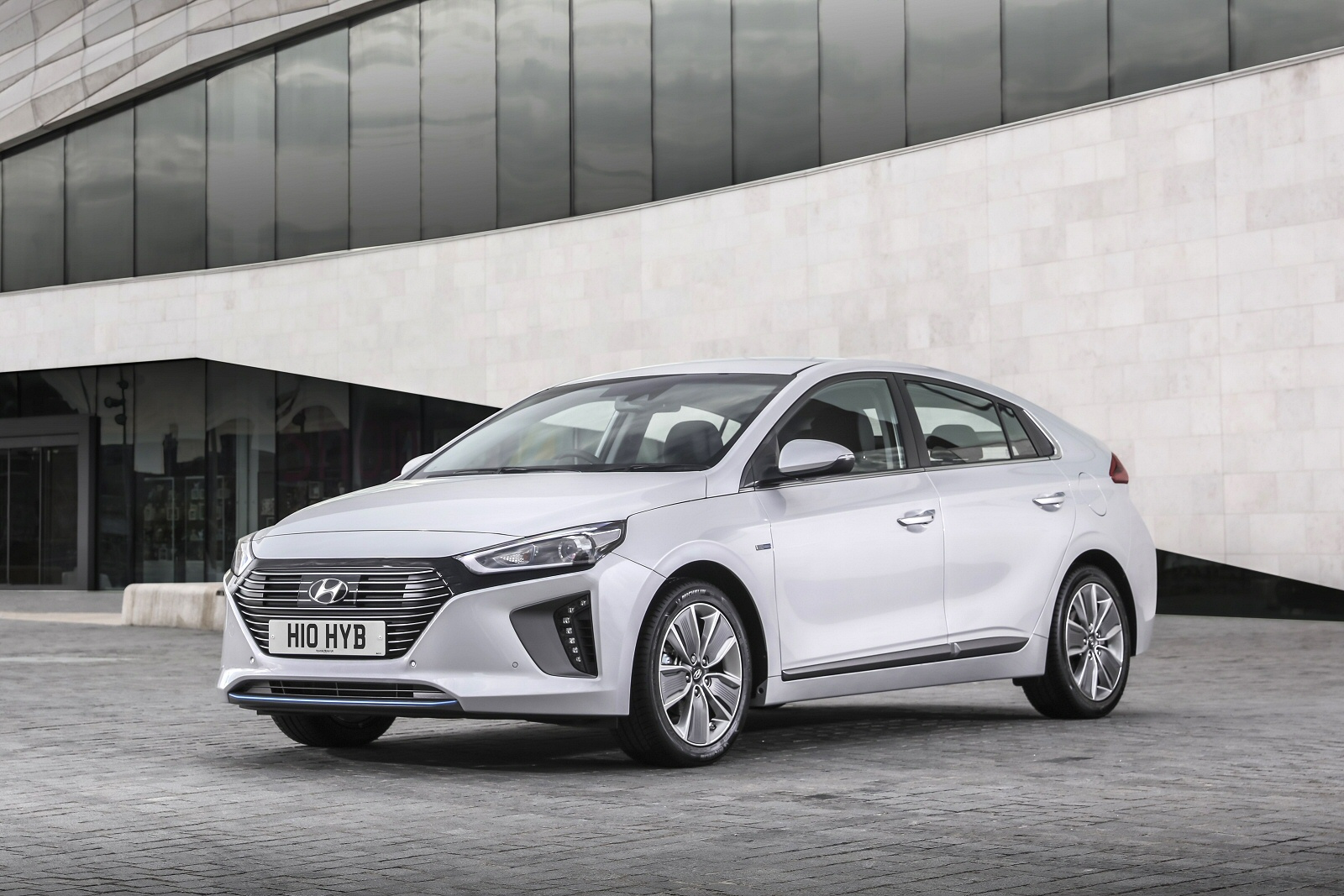 Hyundai Ioniq Electric Vs Renault Zoe Vs Nissan Leaf: Review & Comparisons