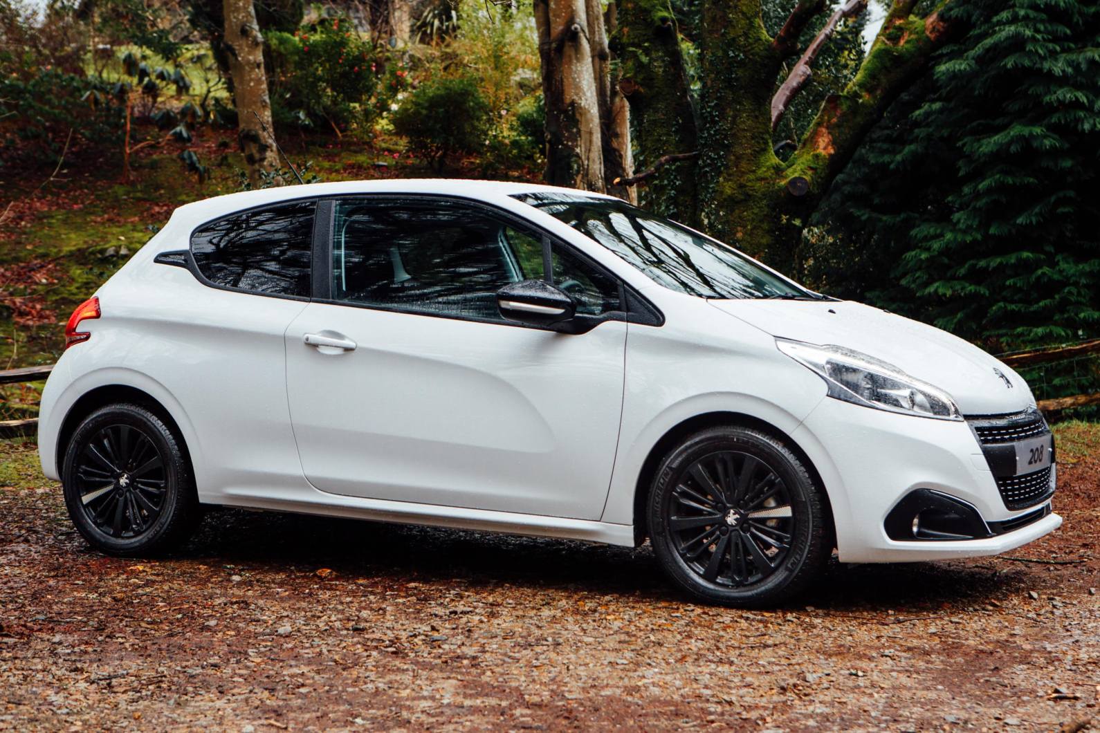 a-detailed-review-of-the-peugeot-208-diesel-hatchback-osv