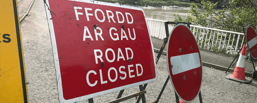 Road Closed sign in English and Welsh